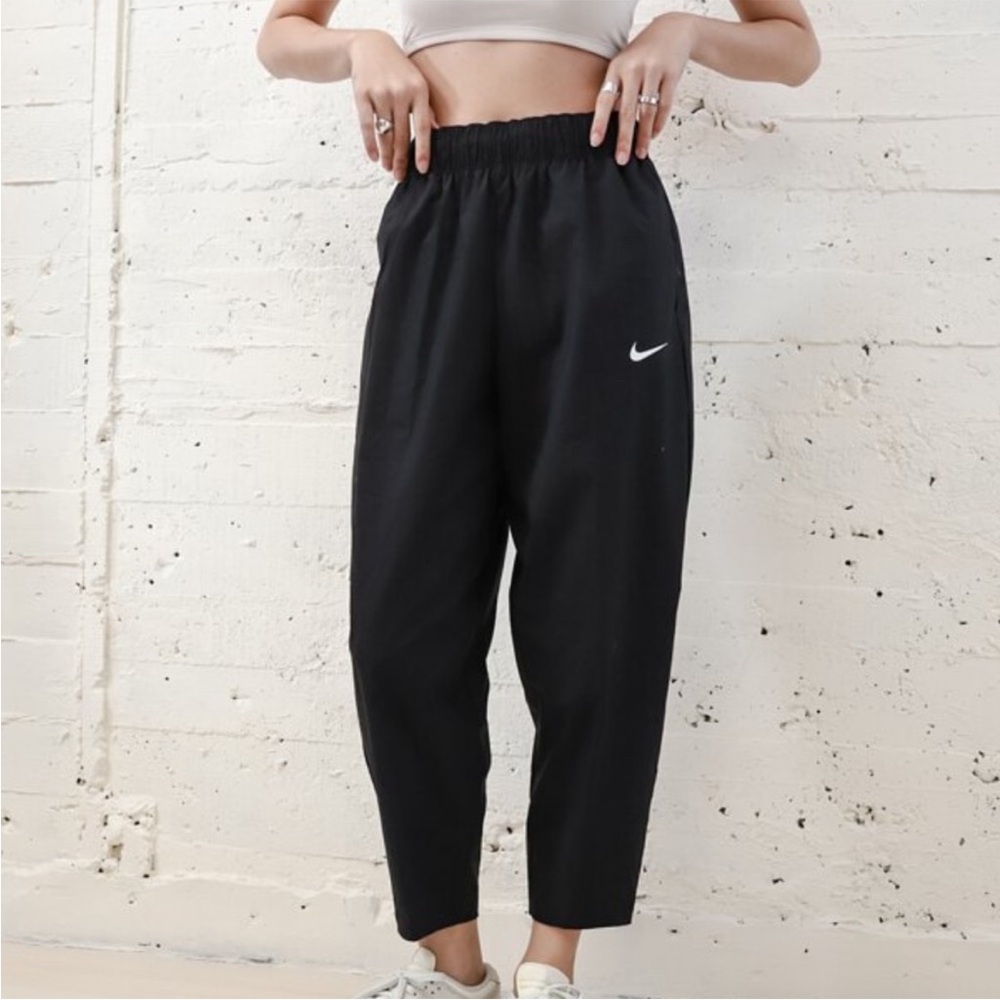 Nike Sportswear Essential Women's High-Rise Curve Pants XS Black
